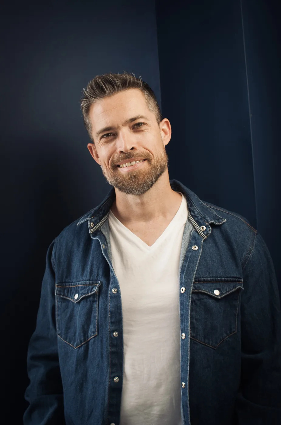 Portrait souriant de Mikael Buxton